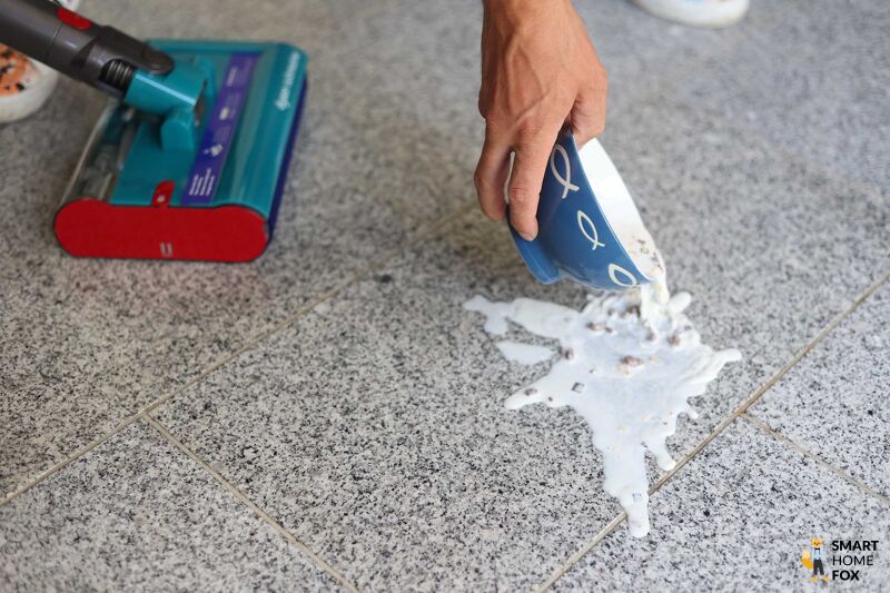 Dyson V15s Detect Submarine: Müsli auf dem Boden